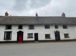 Thatched Cottage, beautiful village near the sea